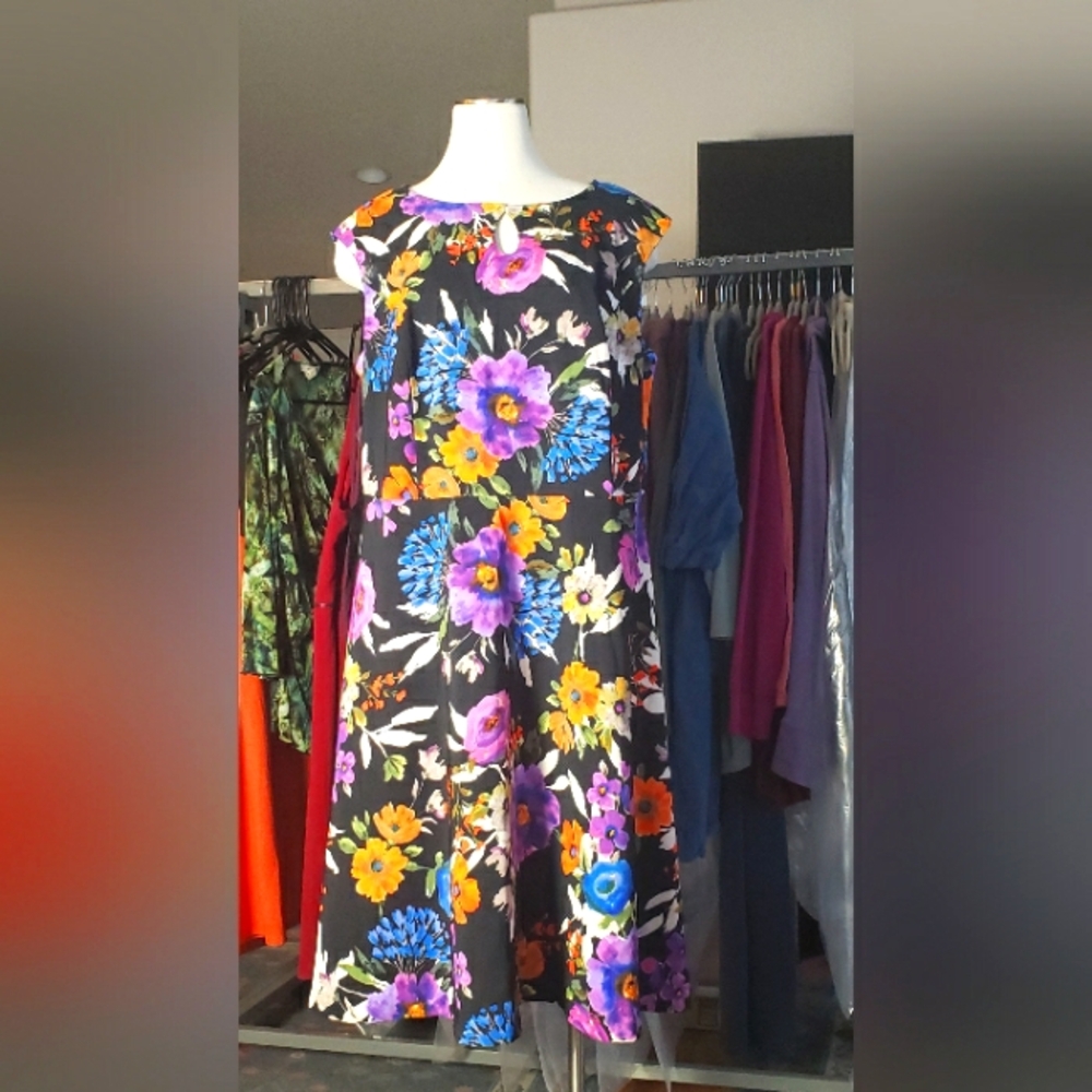 London Times black floral sleeveless A line dress, keyhole neckline (18W / 1X)